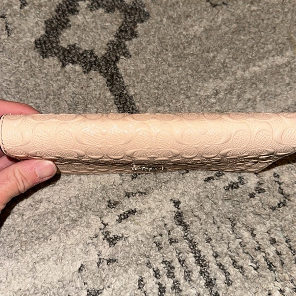 COACH ACCORDION ZIP IN SIGNATURE DEBOSSED WALLET 54805 PASTEL PINK LEATHER - Picture 4 of 6